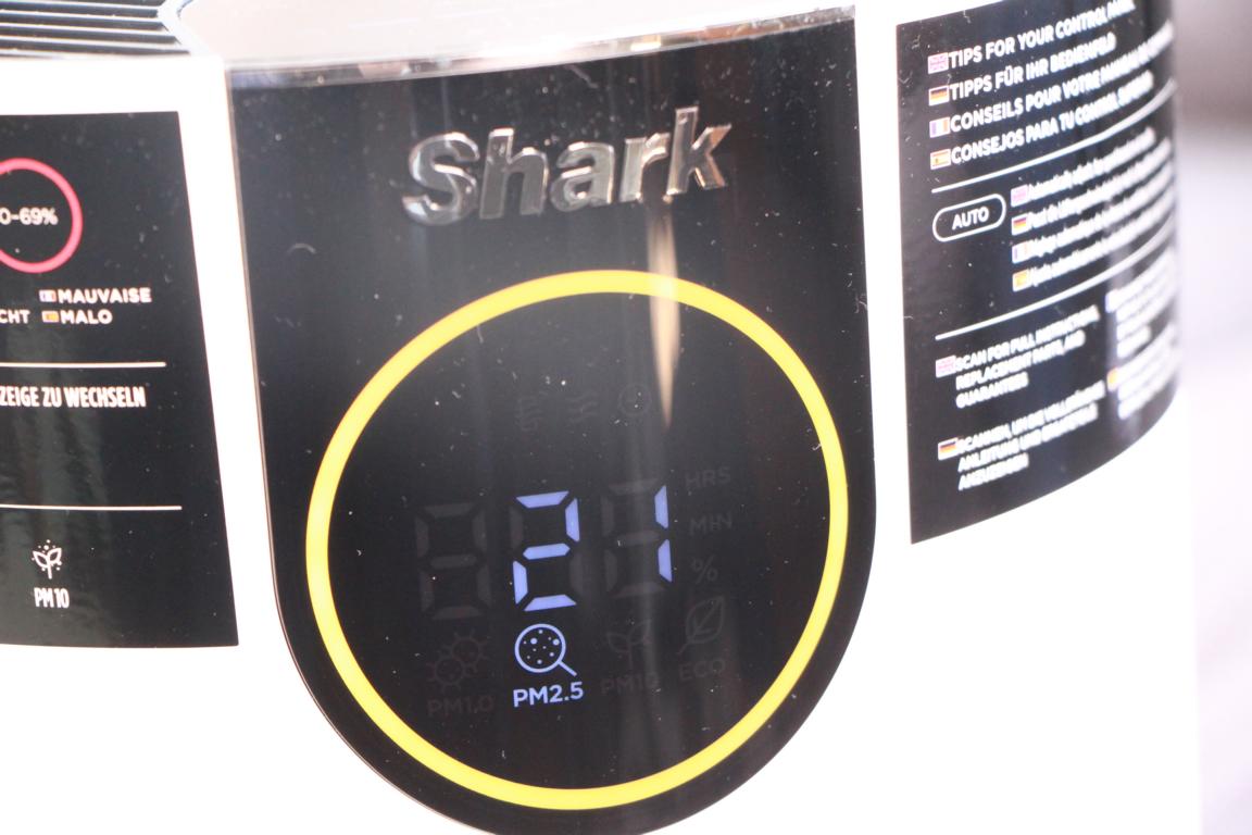 Auf dem Display des Shark HP100EU Luftreinigers wird 100% für gesäuberte Luft angezeigt und der Farbring leuchtet gelb, für mittlere Luftqualität. und PM10 Pollenbelastung.